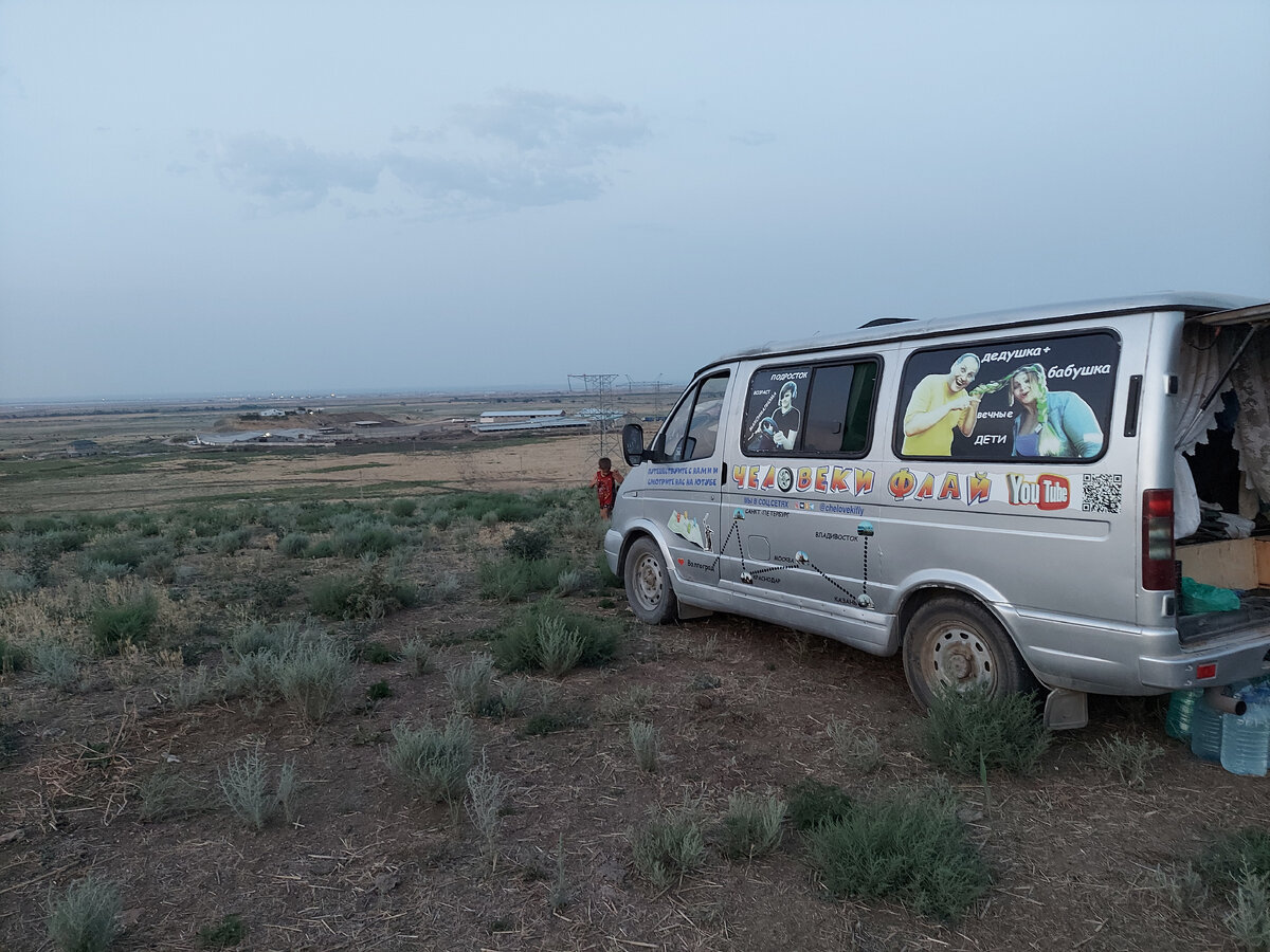 Недалеко Федеральная трасса, а дальше Каспийское море.