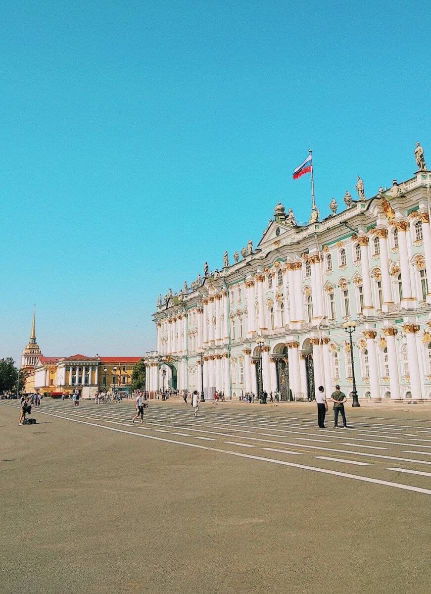 Зимний дворец или Эрмитаж - главное здание на площади