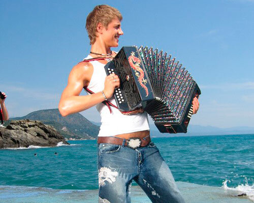 Алексей играет на многих инструментах. Фото взято из открытых источников