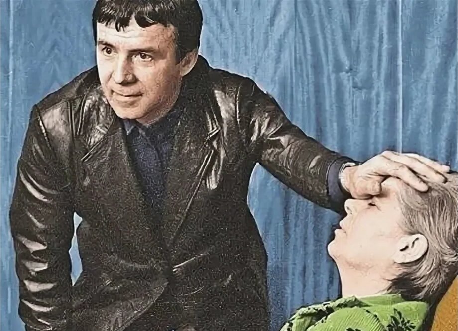 Кашпировский во время сеанса целительства. Фото: личная страница А. Кашпировского в соцсетях