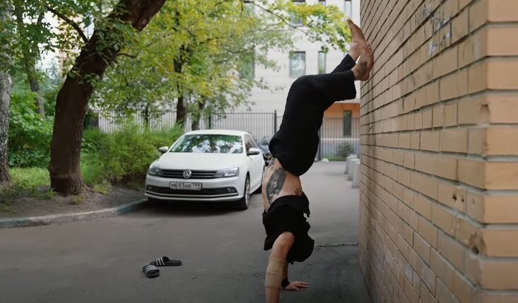 Кадр из видео: ВЫХОД НА ДВЕ И СТОЙКА НА РУКАХ С НУЛЯ