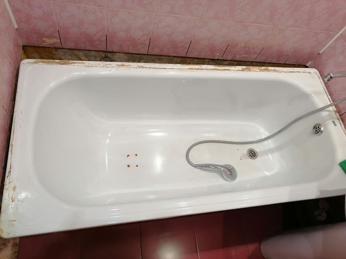 Общий вид ванны после снятия старого бортика.