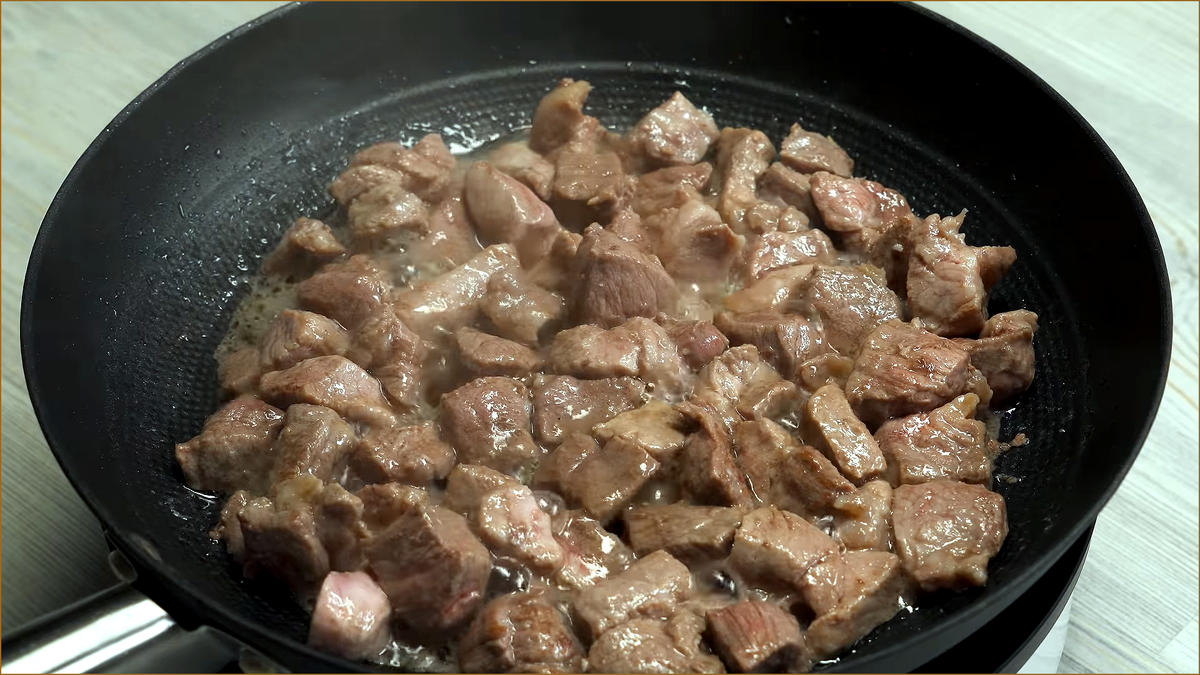 Гречка с мясом свинины на сковороде
