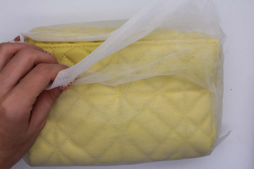 Внутри сумки была подробная вшитая бирка с составом. Он совпадает с тем, что написано в характеристиках на странице товара:
100% Poliuretano
100% Poliester