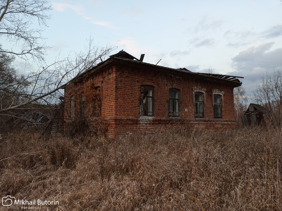 В покинутой деревне разрушается настоящая дворянская усадьба | Вятский  Хутор | Дзен