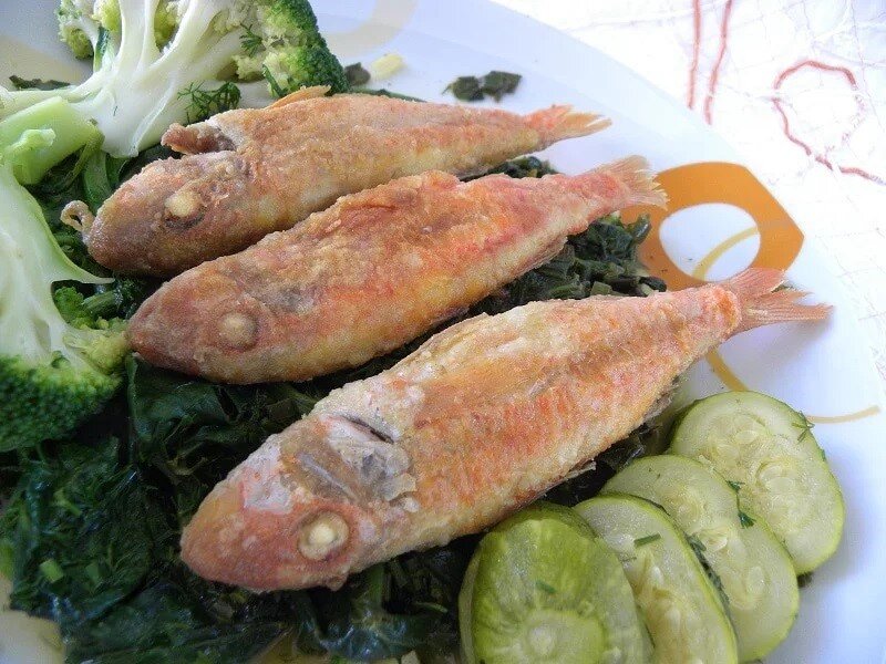 Жареная барабулька с зелеными овощами. Время приготовления: 40 минут. Количество порций: 6-8