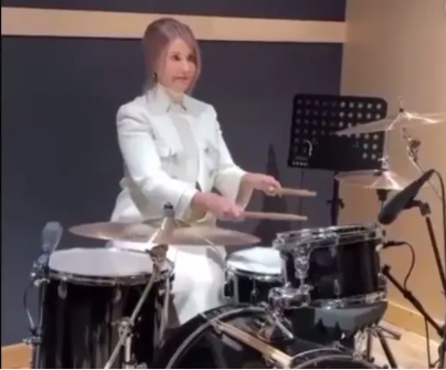 Юлия Тимошенко попробовала играть на барабанах. Скриншот 