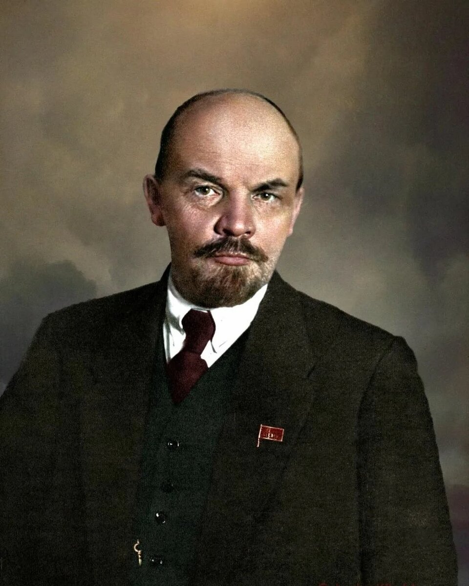 Владимир Ильич Ульянов (псевдоним – Ленин; 1870-1924) – лидер партии РСДПР(б) (позднее – РКП(б), ВКП(б)), председатель Совета Народных комиссаров РСФСР (позднее – СССР), основатель Третьего коммунистического интернационала, создатель первого в истории человечества коммунистически ориентированного государства