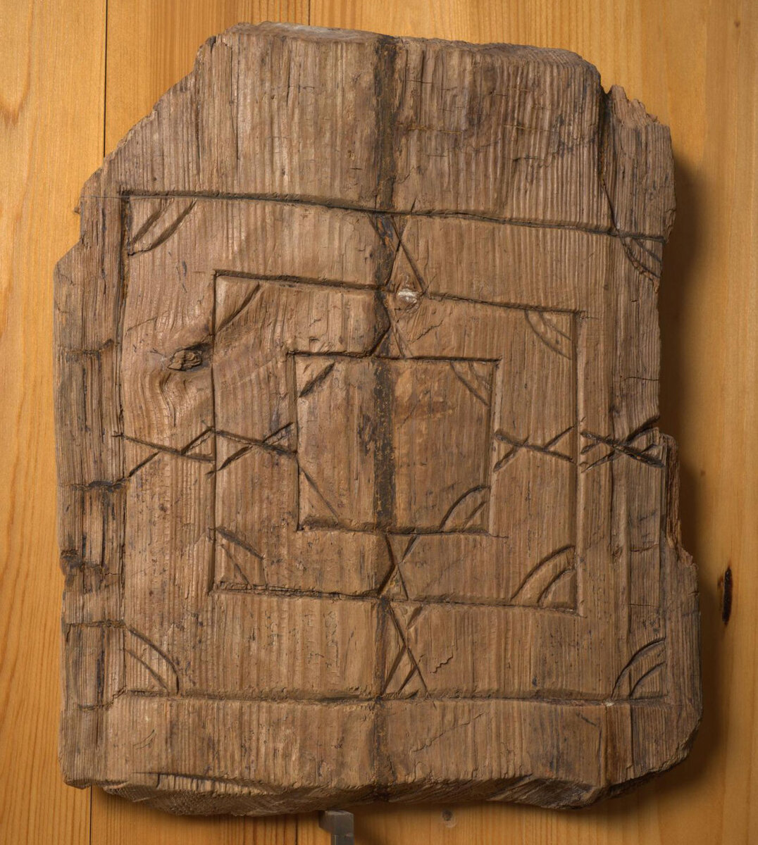 Доски для игры в мельницу. Новгородский музей-заповедник.
1. XII в. 2. XI в. 3. XIII в. 4. втор. пол. XIII –пер. пол. XIV
