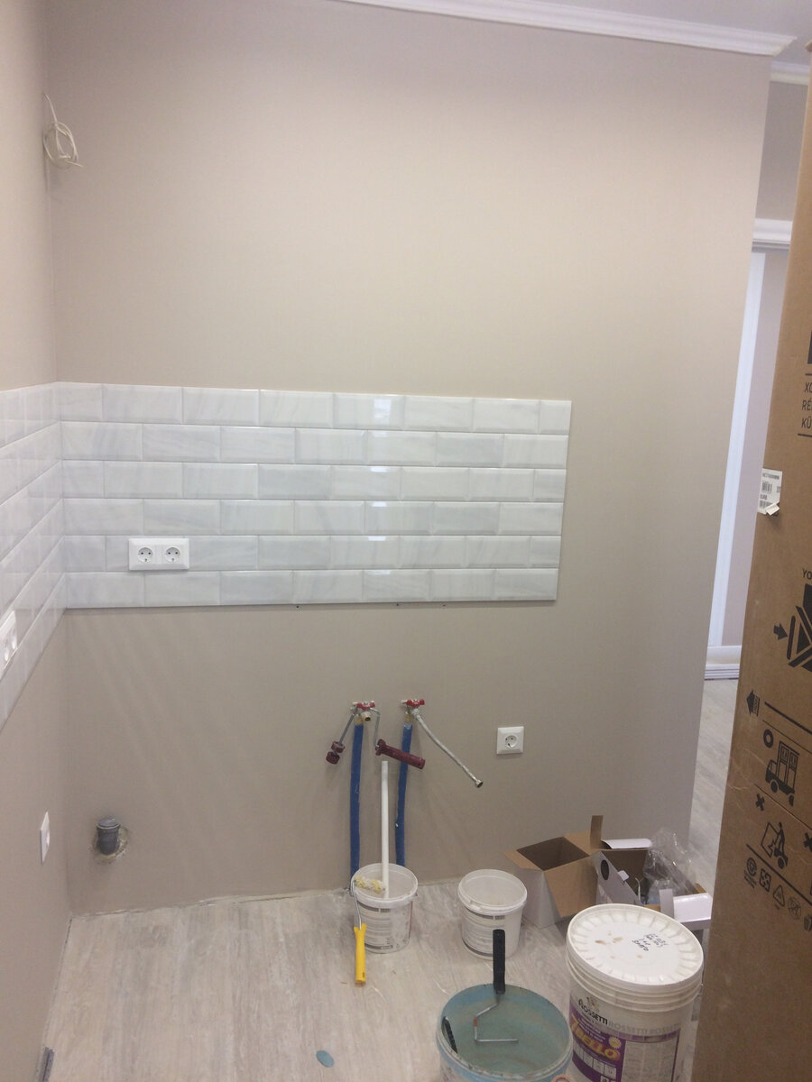 Здесь фото только двух стен, для кухонного гарнитура этого достаточно.