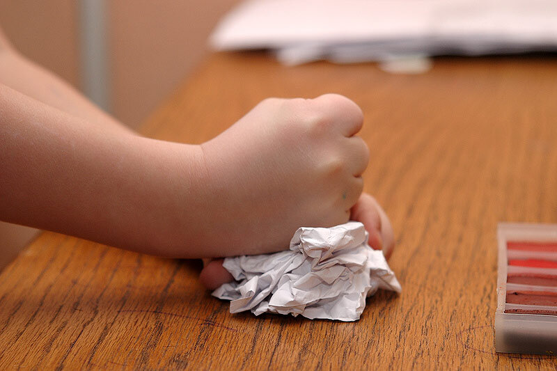 маленький кусок бумаги. смятая бумага. скомканная бумага. почему вода смачивает бумагу. ребенок рвет бумагу.