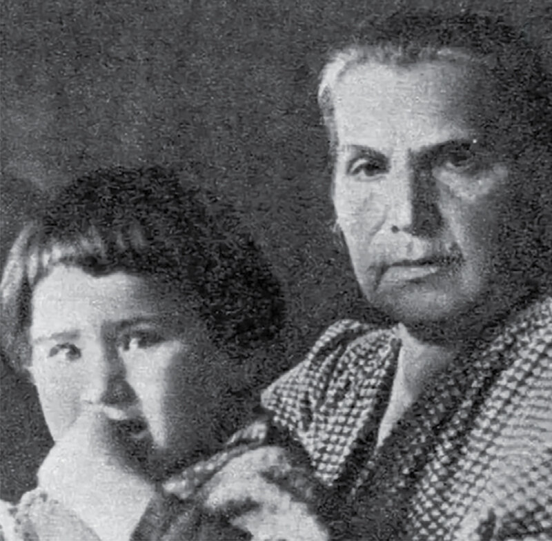 Вера Игнатьевна Мухина  с внучкой Марфой