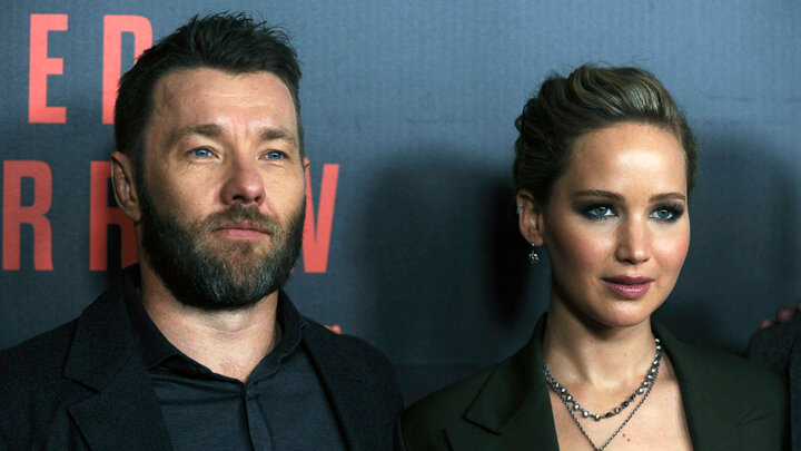 ДЖОЭЛ ЭДГЕРТОН И ДЖЕННИФЕР ЛОУРЕНС НА СПЕЦИАЛЬНОМ ПОКАЗЕ КИНОФИЛЬМА "КРАСНЫЙ ВОРОБЕЙ". ФОТО: DENNIS VAN TINE / GLOBALLOOKPRESS 