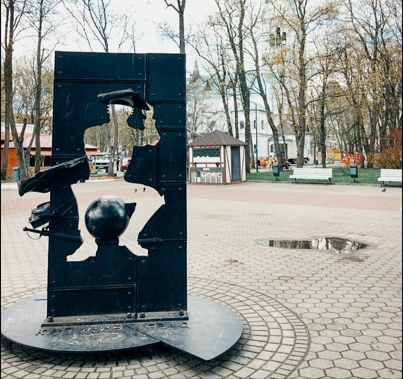 Памятник барону Мюнхаузену. На заднем плане виднеется кирха Королевы Луизы. | https://topgid.net.