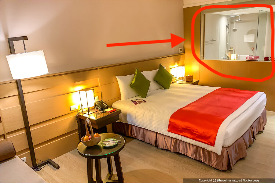 Как вам идея видового туалета? А душа? Видовой номер в отеле — это понятно, когда из окна вид на что-то красивое. А видовой туалет - это когда из санузла открывается вид на весь твой номер в отеле.-2