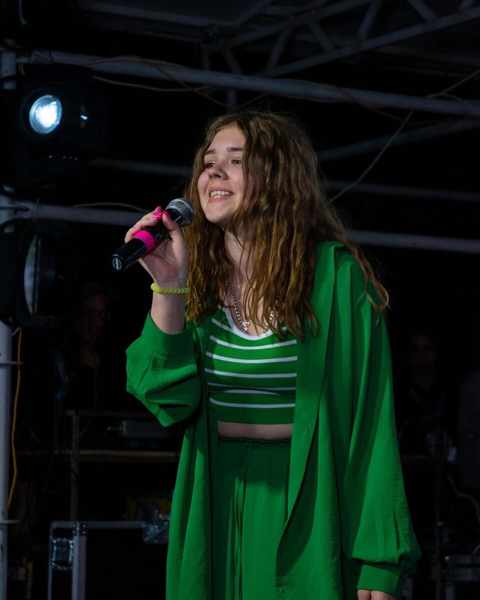 ‌Доброго времени суток, дорогие друзья! Мы продолжаем знакомить вас с членами нашей команды, и сегодня расскажем о Дорук Марии, чья номинация - "Театральные подмостки". Маша невероятно многогранный человек! С одной стороны, она участница креативной олимпиады, творческая душа, полная самых гениальных и неожиданных идей. Она огонь нашей компании, инициирующий общий досуг команды, направляет и помогает каждому участнику. А с другой стороны, Маша - призёр и победитель многочисленных олимпиад по математике и физике. И, только вдумайтесь, эта хрупкая девушка - КМС по тхэквондо! Свою номинацию Мария выбрала неспроста, любовь к театральному искусству привила ей театральная студия, в которой она проучилась более двух лет. Артистизм Маши не оставит равнодушным никого, чего стоит её прочтение "Монолога Сонечки" Марии Цветаевой на муниципальном этапе олимпиады. Настолько талантливые ребята есть в нашей команде!