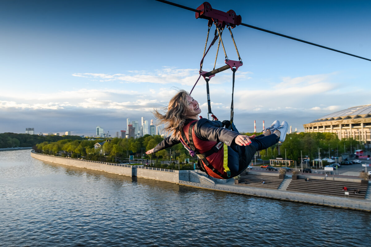 Воробьевы горы полет над рекой. Зиплайн Воробьевы горы. Zipline Москва Воробьевы горы. Зиплайн ВДНХ. Киргизия зиплайн.