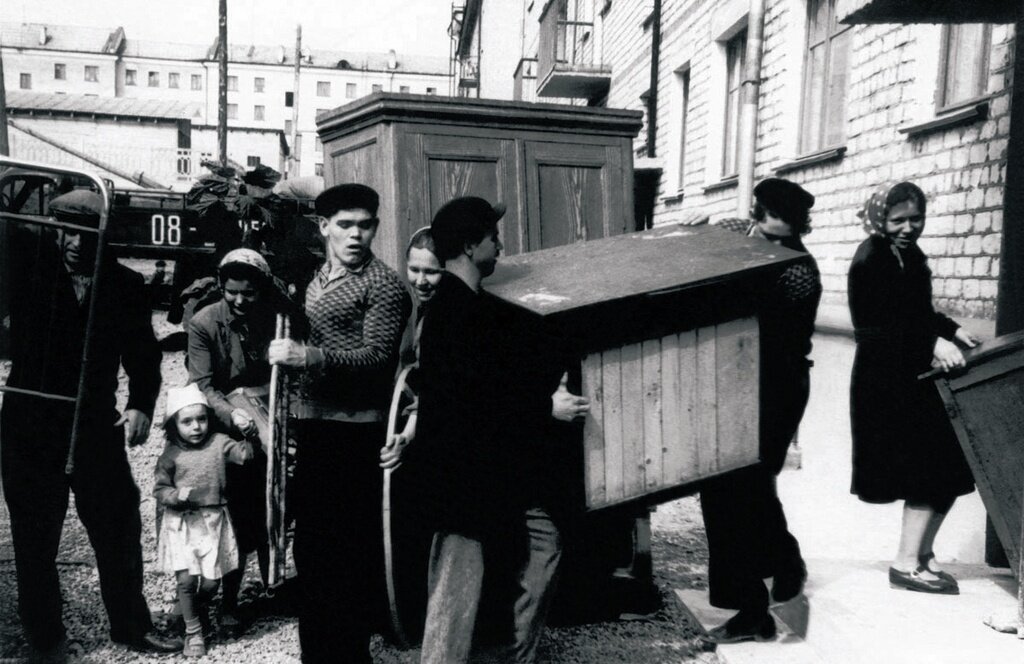 Жилой массив завода «Магнезит». Новоселье рабочих завода. Г. Нигматов, 1959 год, Челябинская обл., г. Сатка, Государственный исторический музей Южного Урала.