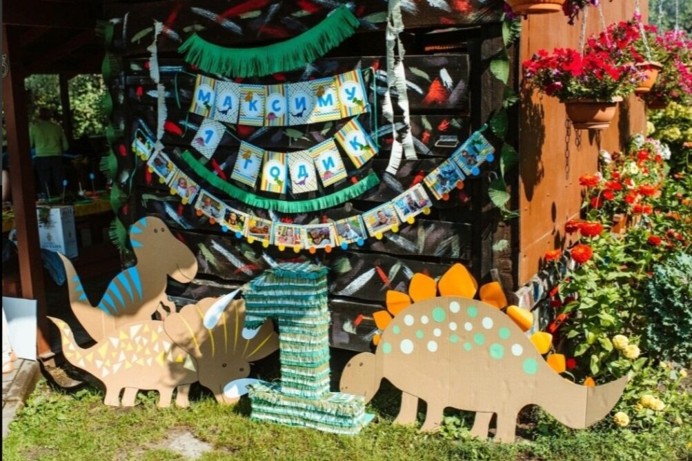 Из коробок можно вырезать большие фигуры динозавров