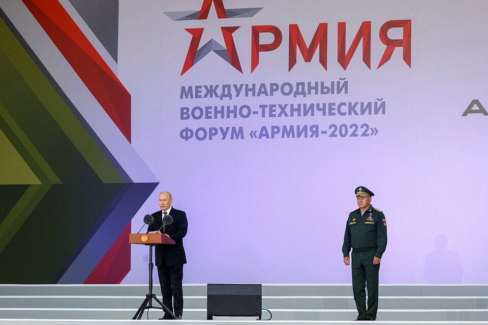     Владимир Путин выступил с речью перед иностранными и нашими участниками  REUTERS