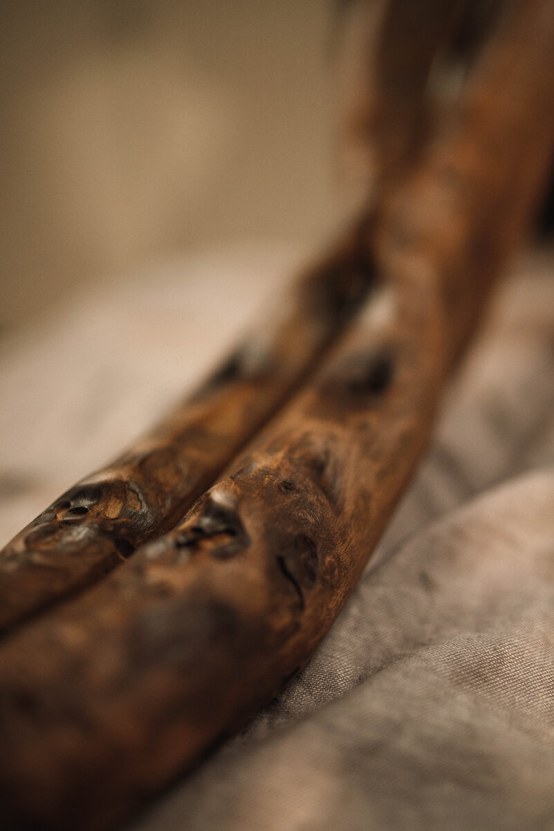 Зеркало в оправе из корней 