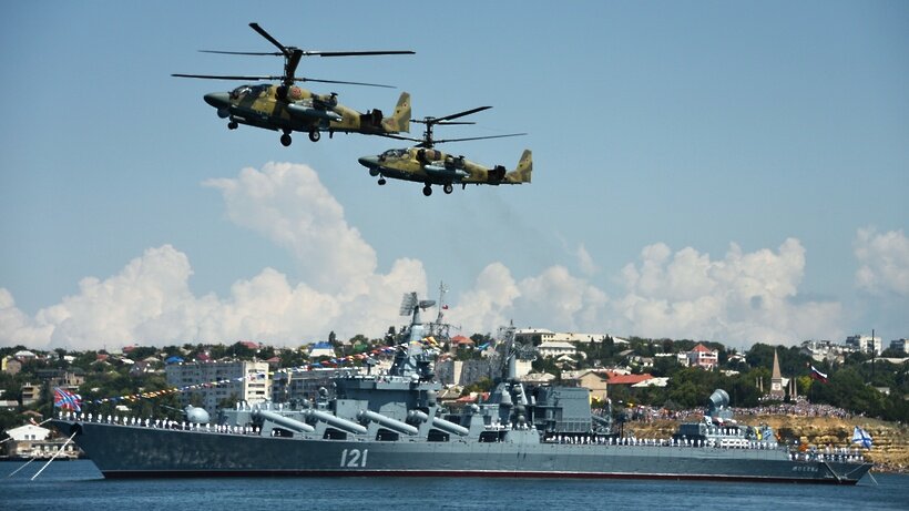    Вертолеты Ка-52 и ракетный крейсер (РКР) "Москва" на праздновании Дня Военно-Морского Флота в Севастополе. ©Алексей Мальгавко РИА Новости