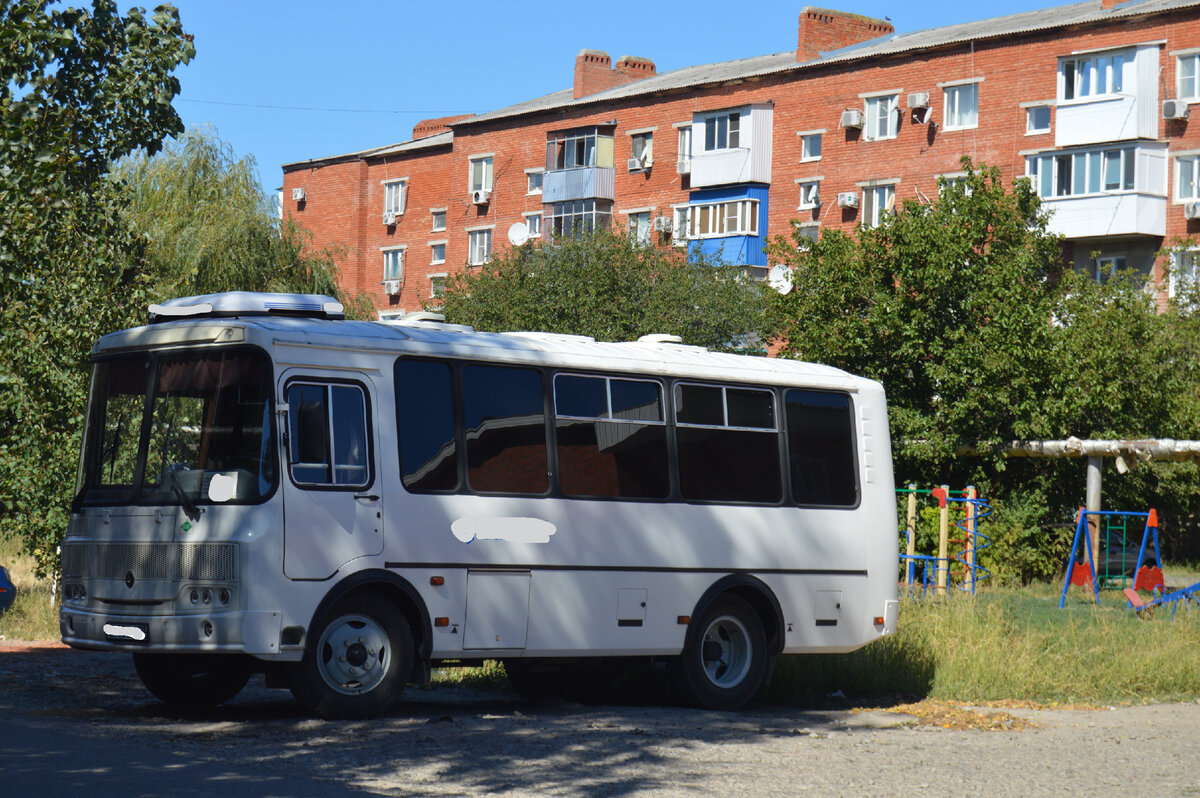 Фото автора. Лето 2023. Автобус ПАЗ спрятался в тень.