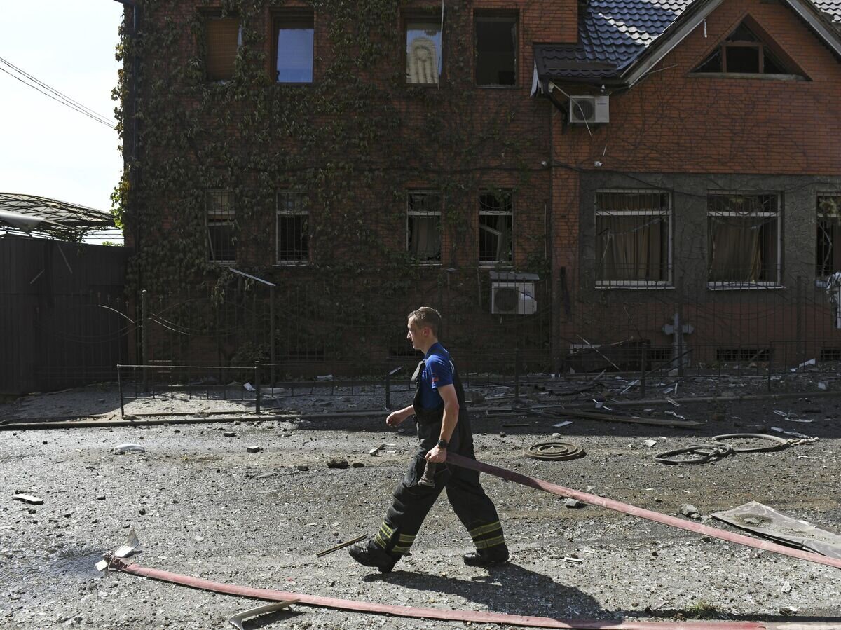    Пожарный у дома, разрушенного в результате обстрела Донецка со стороны ВСУ© РИА Новости / Таисия Воронцова
