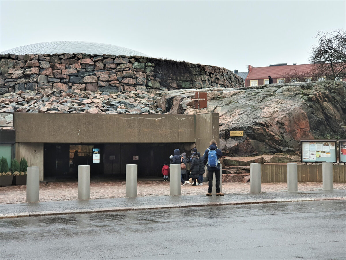 Вход в церковь больше напоминает спуск в подземный бункер. Именно поэтому в народе его называют бункером антидьявольской защиты. Фото автора