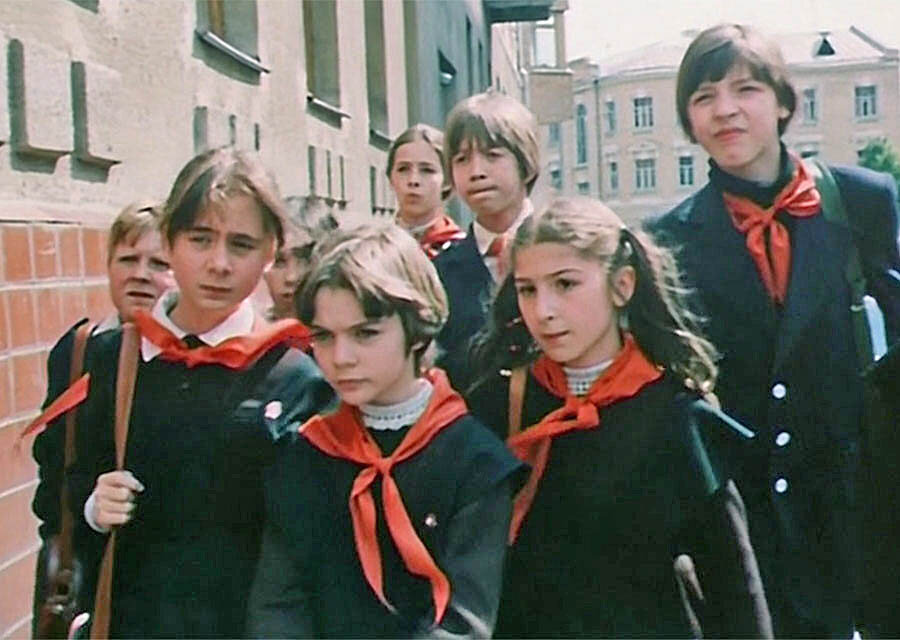 «Алиса, а в конце XXI века форма будет?» Кадр из «Гостьи из Будущего». 