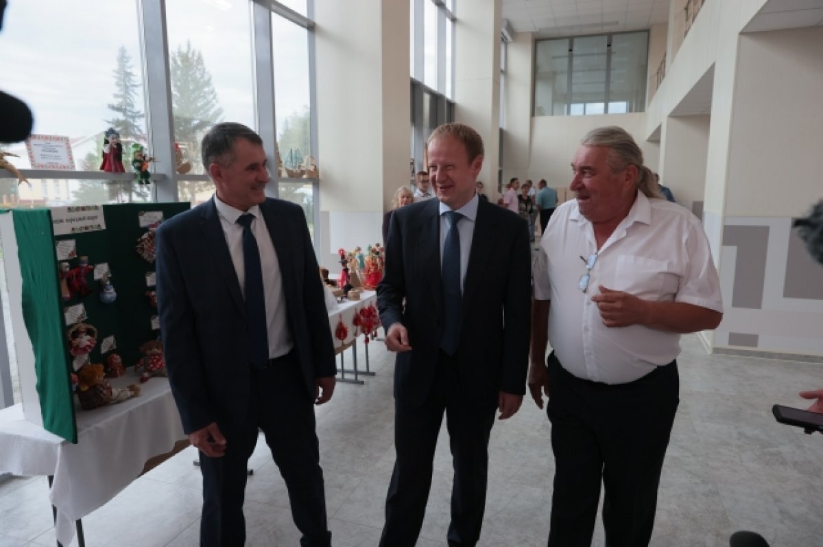    Губернатор Виктор Томенко принял участие в открытии ДК в Усть-Калманке
