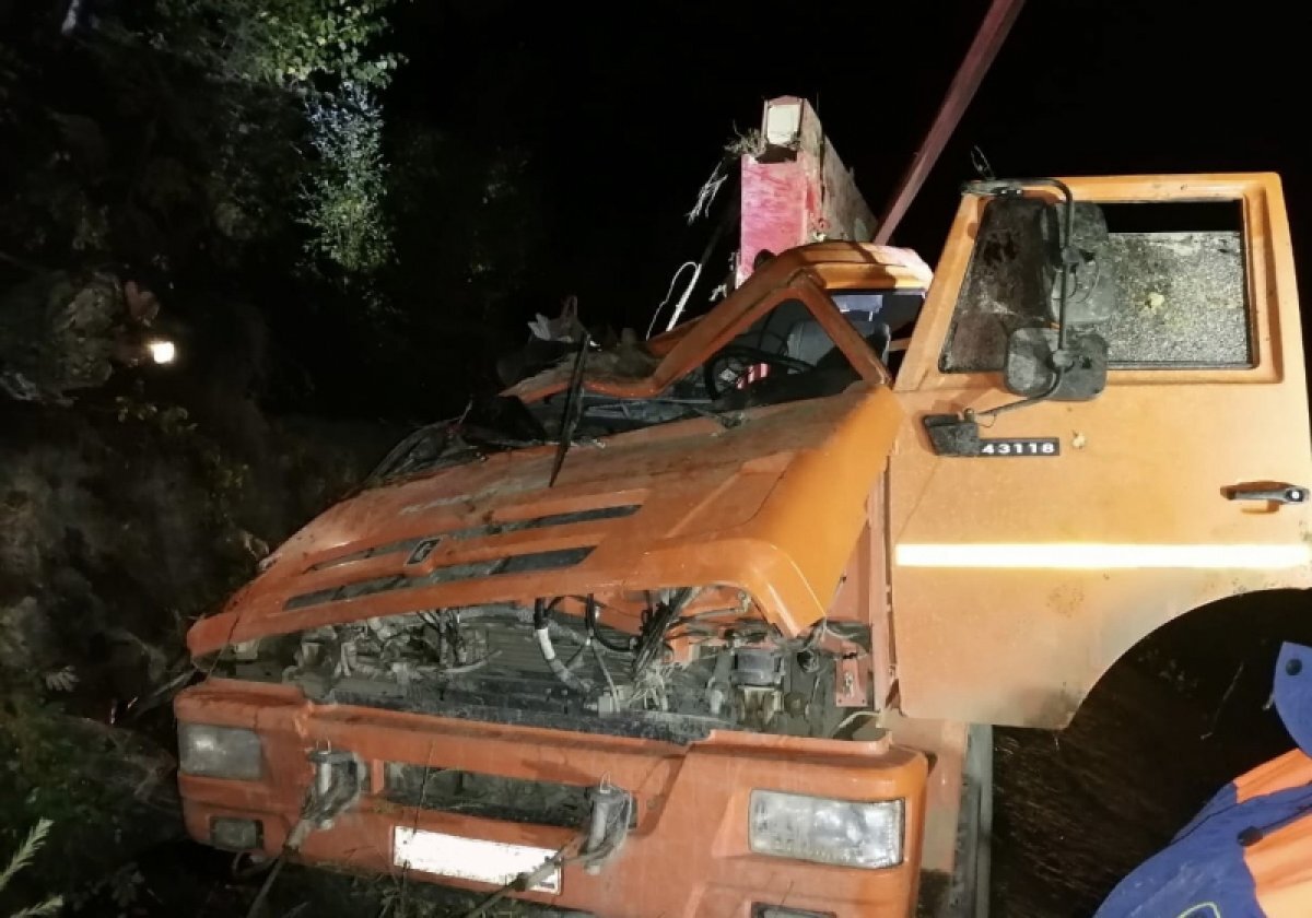 Дтп камаз груженый перевернулся. Камаз перевернулся. Камаз 5511 груженный. Камаз перевертыш. Дтп камаз перевернулся.