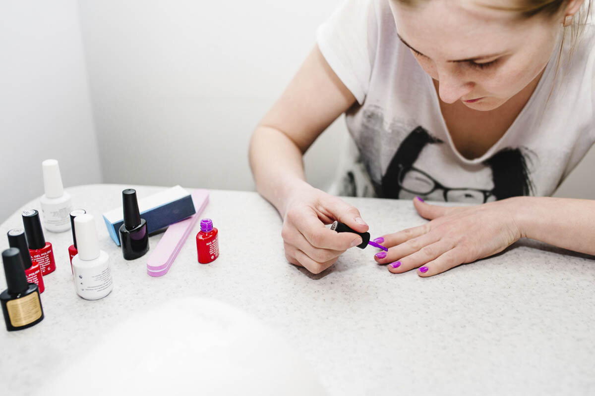 Маникюр с покрытием. Наращивание ногтей. Fixing nails. Классический маникюр. Девушка красит ногти.