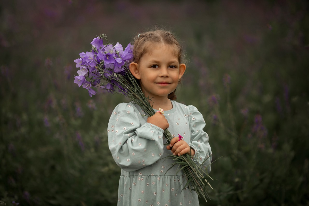 Жди сестренка. Девочка растет цветы. Девочка ждет когда вырастит цветок.