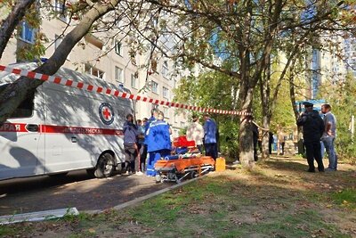    Скорая помощь у дома в Балашихе, где взорвался газ ©