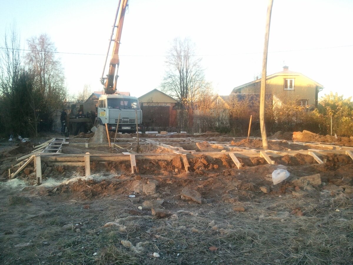 Подольский район,заливка фундамента с бетононасосом.