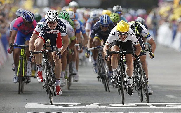Кэв (справа) вырезает финиш у спринтера нормальных размеров Андре Грайпеля
