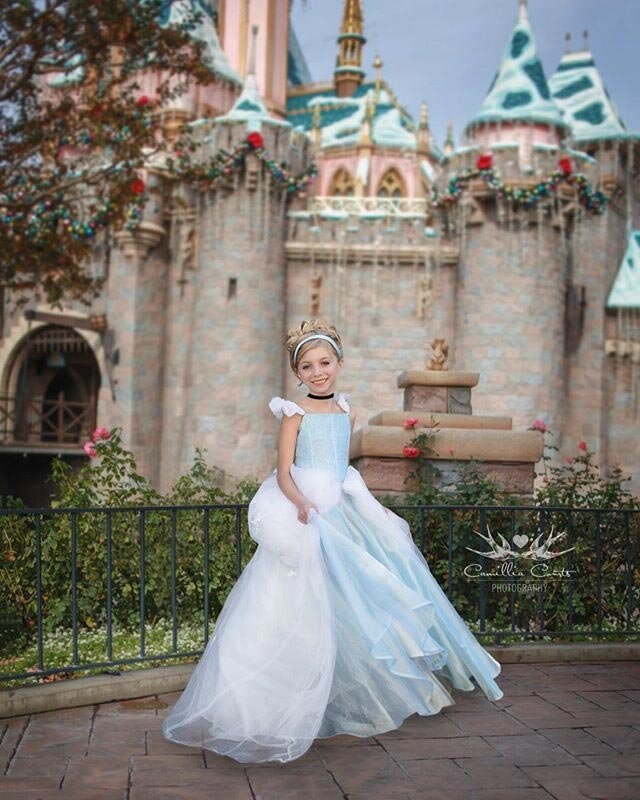 
1. Своими фотографиями мама и дочь делятся на странице в Instagram Disney Inspired Photo, имеющей более 50 тыс подписчиков. Всё началось 3 года назад, когда Камилла сфотографировала Лайлу в восхитительном платье, которое они купили в Диснейленде. Людям очень понравились и она решила сделать ещё парочку фотографий своей принцессы.