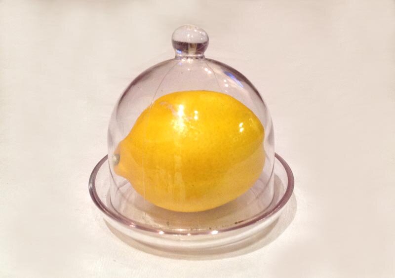 Как сохранить лимон в холодильнике. Контейнер для лимона. Контейнер для хранения лимона. Стеклянная баночка для лимона. Лимонница для лимона.