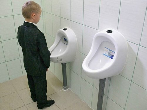 Зашли пописать в туалет. Туалет в школе. Писсуар в школе. Унитаз в школе. Школьный туалет мальчиков.