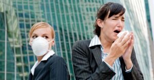 Чаще всего заражение происходит воздушно-капельным путем или при бытовых контактах с заболевшим тонзиллитом человеком. Заразиться можно через общую посуду или предметы быта (общие полотенца, банные принадлежности, посуду и т. д.).