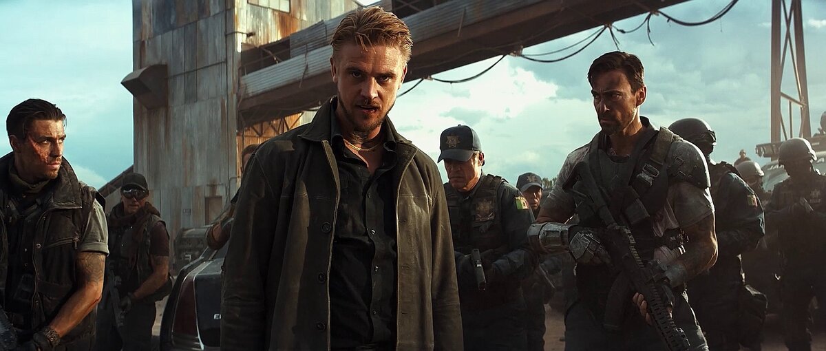 Здесь нужно приглядеться SIG-Sauer P228 в руках боевика справа