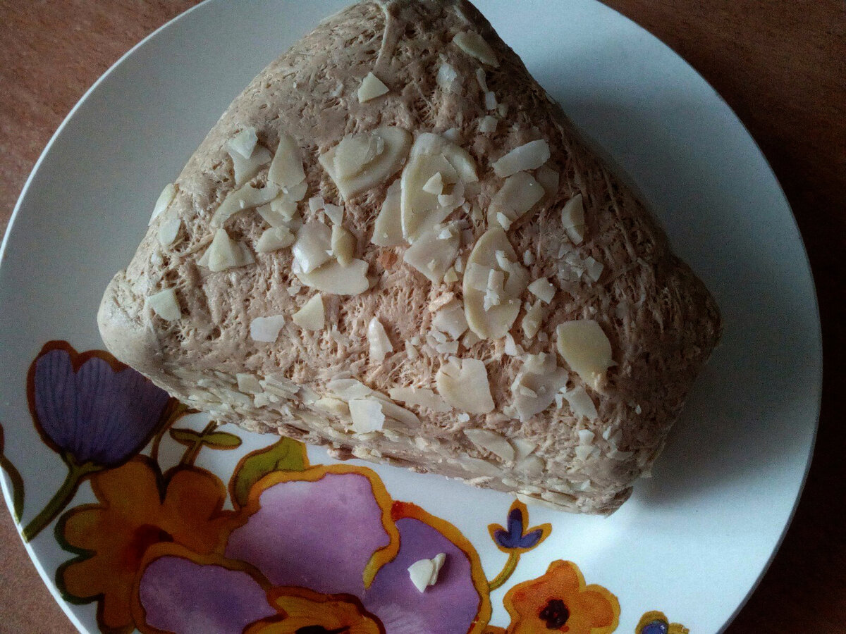 Вот такой кусище миндальной халвы мне мамуля купила.