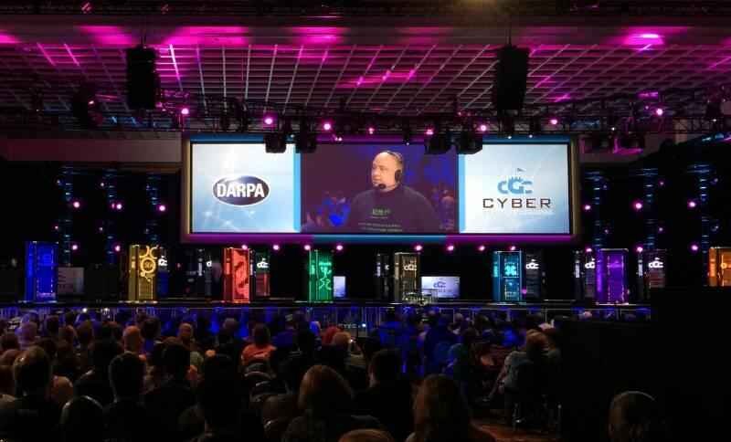 США планируют провести многочисленные испытания своего гиперзвукового оружия в 2019 году, передает ТАСС сообщение директора Управления перспективных исследовательских программ Пентагона (DARPA) Стивена Уокера. 