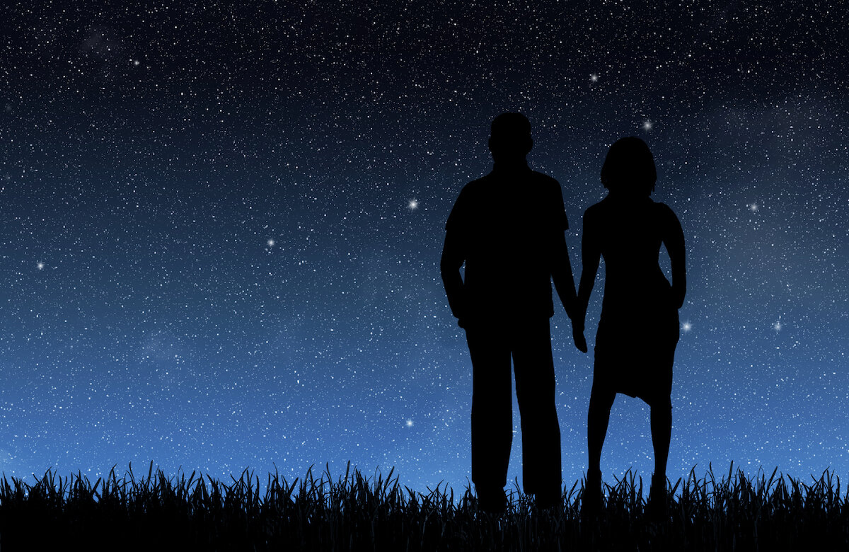 Лето звездное будь. Пара на фоне звездного неба. Влюбленные под звездами. Звездное небо и влюбленные. Силуэт мужчины и женщины ночью.