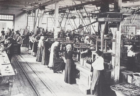 Женщины на производстве шрапнели