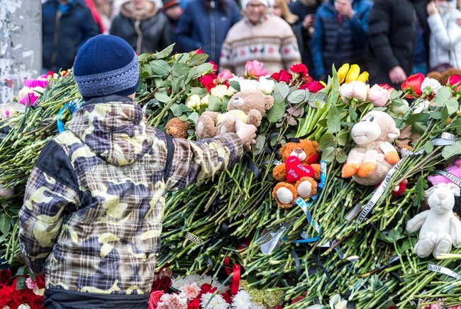 Мемориал у сгоревшего кемеровского торгового центра «Зимняя вишня», 26 марта 2018 года