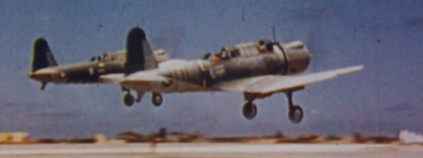 Пара SBU2-3 «Виндикейтер» из состава VMSB-241 взлетает с аэродрома Мидуэя, 4 июня 1942 г.