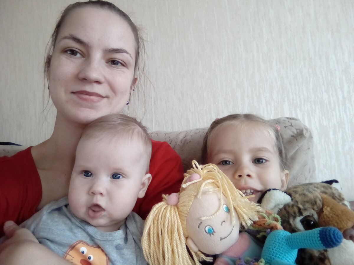 Фото сентября 2017 года. В этот раз мне не удалось сделать совместных фотографий, слишком уж заняты были своими делами девчонки, слишком резво перемещались. 