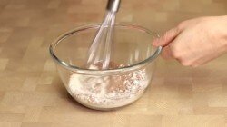 ШАГ 1:
Смешать в миске все сухие продукты.